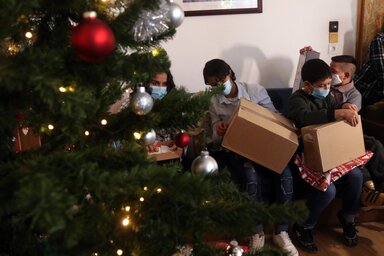 Az izgalmas pillanat: Mi van a dobozban? (Fotó: MTI)