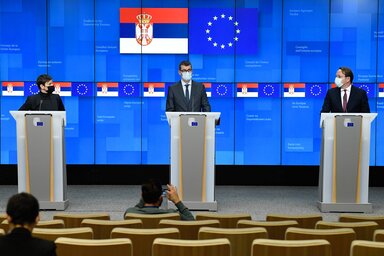Ana Brnabić, Gašper Dovžan szlovén külügyi államtitkár (az EU-elnöklő Szlovénia képviselőjeként) és Várhelyi Olivér bővítési biztos a brüsszeli sajtótájékoztatón (Fotó: Beta/EB)