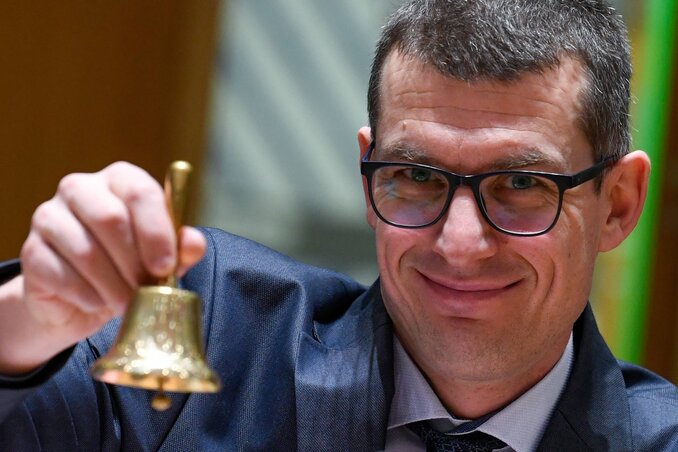 A szlovén külügyi államtitkár szimbolikusan csengetett a klaszternyitást jelezve (Fotó: Beta/EB)