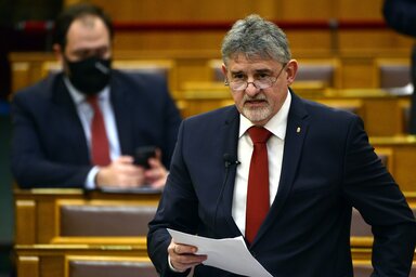 Budapest, 2021. november 30.
Gy�rgy Istv�n, a Minisztereln�ks�g ter�leti k�zigazgat�s�rt felel�s �llamtitk�ra expoz�t tart a vesz�lyhelyzettel �sszef�gg� szab�lyoz�sr�l sz�l� t�rv�nyjavaslat vit�j�ban az Orsz�ggy�l�s plen�ris �l�s�n 2021. november 30-�n.