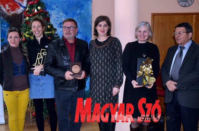 Erős Bunyik Lili, Palásti Andrea, László Sándor, Elor Emina, Lovas Ildikó és Bordás Győző (Fotó: Dávid Csilla) Erős Bunyik Lili, Palásti Andrea, László Sándor, Elor Emina, Lovas Ildikó és Bordás Győző (Fotó: Dávid Csilla)