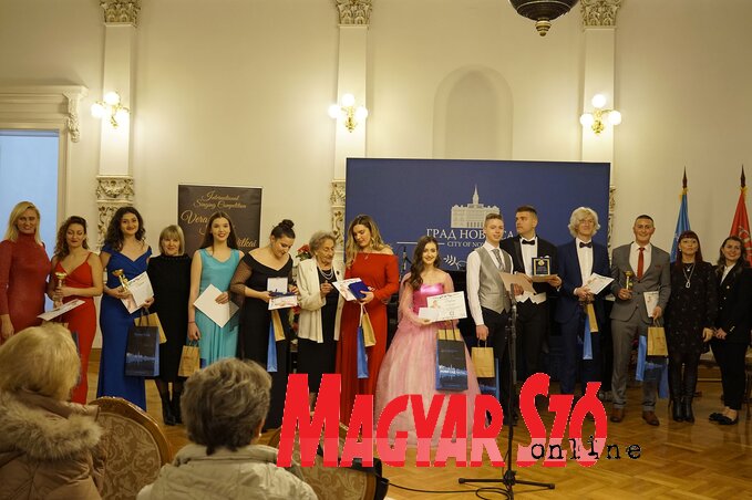 A gálaesten fellépett legjobb énekesek tanáraik társaságában (Fotó: Bozsoki Valéria)