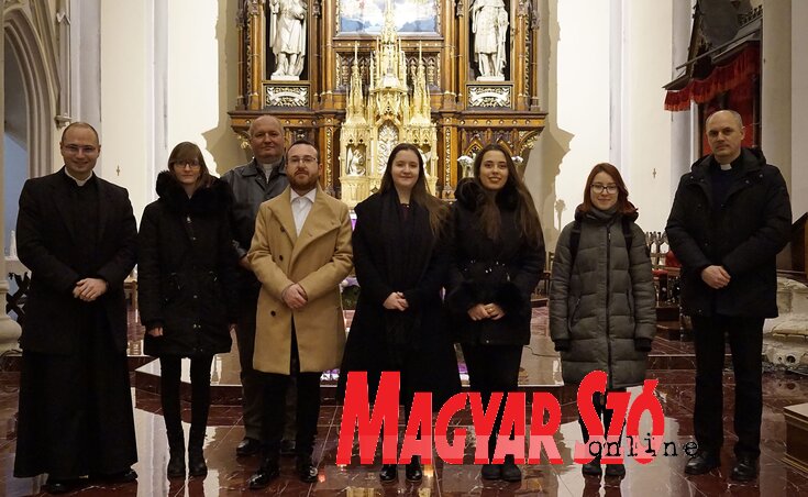 A koncert után Nebojša Stipić atya, Sóti Klára, Zsellér Attila atya, David Bertran, Jung Anna, Détári Apollónia, Bojana Vujić és Józsa Gáspár atya A koncert után Nebojša Stipić atya, Sóti Klára, Zsellér Attila atya, David Bertran, Jung Anna, Détári Apollónia, Bojana Vujić és Józsa Gáspár atya