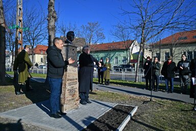 Potápi Árpád János és G. Németh György állnak a felavatott szobor mellett (Fotó: MTI)