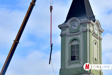 Több mint harminc méterre kellett felemelni az acélelemeket a torony ablakába