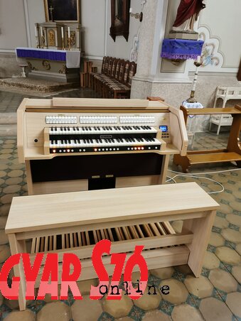 Egy új, elektromos orgona váltja fel a régi harmóniumot Egy új, elektromos orgona váltja fel a régi harmóniumot