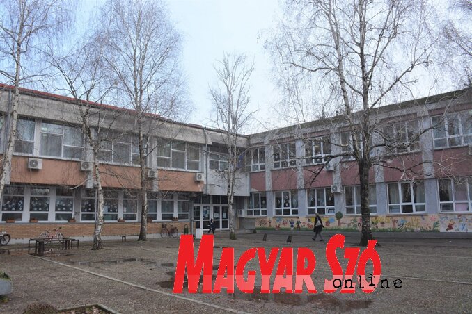 A kúlai Petőfi Brigád Általános Iskola épülete (Paraczky László felvétele)