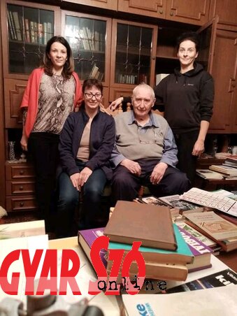 Vass Ferenc a három volt diáklányával, akik segítettek a könyvek szétosztásában (Vidács Hajnalka felvétele)