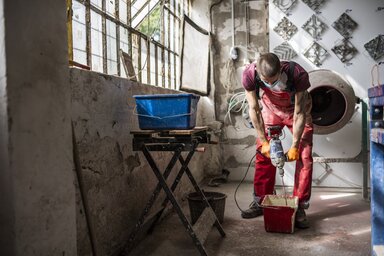 Budapest, 2020. okt�ber 3.
Dolgoz� az Iamart Cementlap Manufakt�r�ban a Csepel M�vek nyitott gy�rak h�tv�g�j�n 2020. okt�ber 3-�n.
MTI/M�nus M�rton