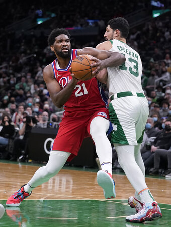 Embiid és Kanter Freedom párharcából rendszerint a kameruni jött ki győztesen (Fotó: Beta/AP) Embiid és Kanter Freedom párharcából rendszerint a kameruni jött ki győztesen (Fotó: Beta/AP)