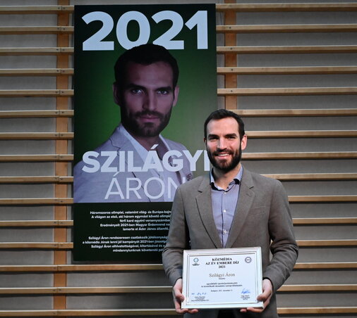 Szilágyi Áron az elismeréssel (Fotó: MTI) Szilágyi Áron az elismeréssel (Fotó: MTI)