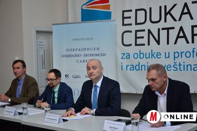 Nenad Ivanišević beszél, mellette Goran Milić (jobbról) és Vladimir Lalošević (Fotó: Dávid Csilla)