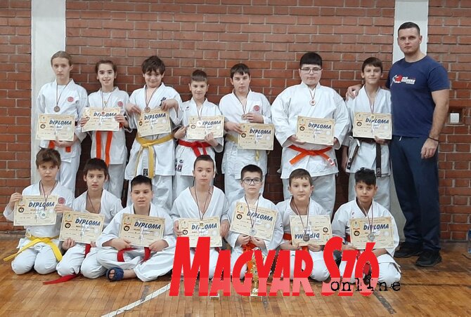 Az óbecsei karate utánpótlása (Fotó: Facebook)