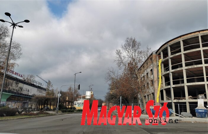 A fedett medence építése mellett a költségvetés másik jelentősebb tétele az egykori hotel épületének átépítésére lesz fordítva A fedett medence építése mellett a költségvetés másik jelentősebb tétele az egykori hotel épületének átépítésére lesz fordítva