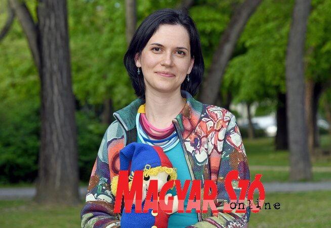 Varga Imola és Kerekítő manó, a foglalkozások elengedhetetlen alkotórésze (Gergely Árpád felvétele) Varga Imola és Kerekítő manó, a foglalkozások elengedhetetlen alkotórésze (Gergely Árpád felvétele)