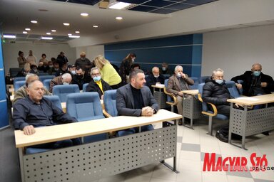 A nyertes pályázók kérdéseikkel szabadon fordulhattak az önkormányzat munkatársaihoz (Fotó: Tóth D. Lívia)
