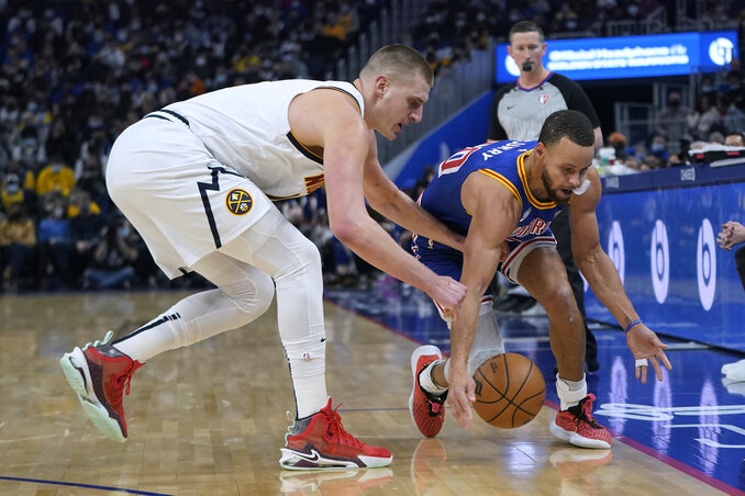 Géniuszok küzdelme a labdáért: Jokić és Curry (Fotó: Beta/AP)