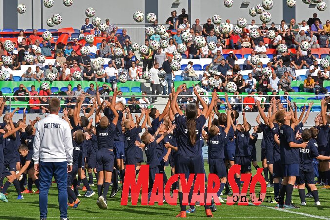 A stadionavató a labdarúgás és a fiatalság ünnepe volt egyben (Ótos András felvétele)