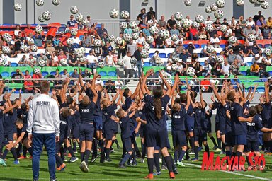 A stadionavató a labdarúgás és a fiatalság ünnepe volt egyben (Ótos András felvétele)