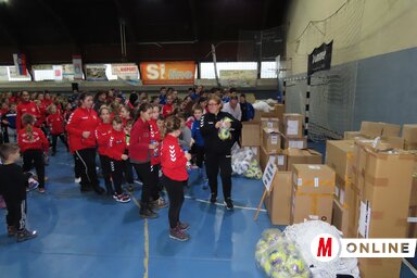 Az adai kézilabdázók a sportszercsomagokkal (a szerző felvétele)