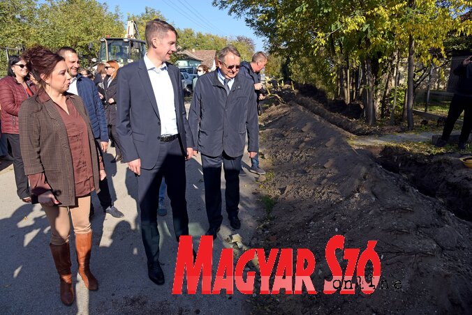 A gázvezeték-hálózatot idén is bővítették a peremvárosi helyi közösségekben (Fotó: Gergely Árpád) A gázvezeték-hálózatot idén is bővítették a peremvárosi helyi közösségekben (Fotó: Gergely Árpád)
