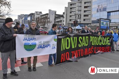 A tüntetők Újvidéken mintegy két órára eltorlaszolták a Futaki úti piac előtti útkereszteződést (Ótos András felvétele)