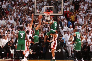 Derrick White a Boston szezonjának eddigi legfontosabb kosarát szerezte meg (Fotó: NBA Entertainment)