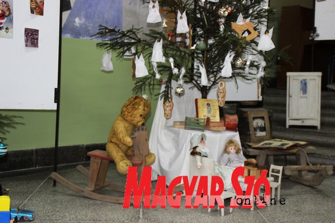 Mézeskalácsokkal és fehérbe „öltözött” angyalkákkal díszítették egykor a karácsonyfá Mézeskalácsokkal és fehérbe „öltözött” angyalkákkal díszítették egykor a karácsonyfá