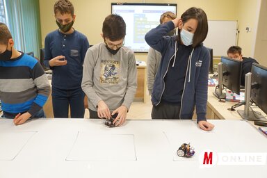 A robotikával ismerkednek a részvevők az informatikai táborban (Fotó: VM4K)