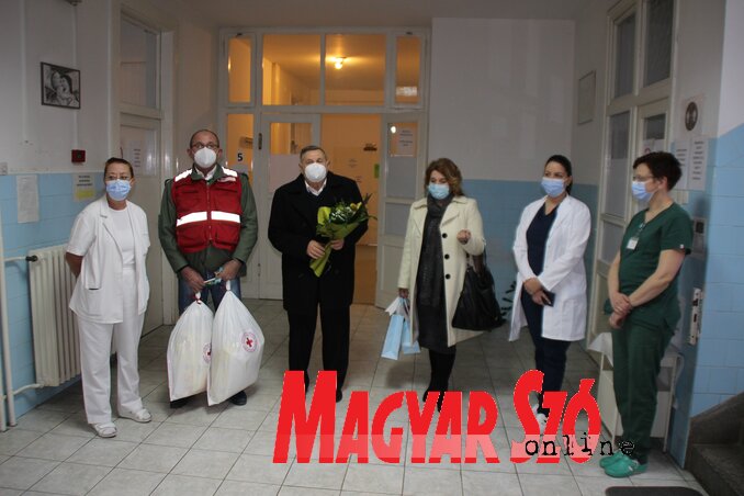A járványügyi helyzet miatt az egészségügyi dolgozók a folyosón vették át az ajándékokat