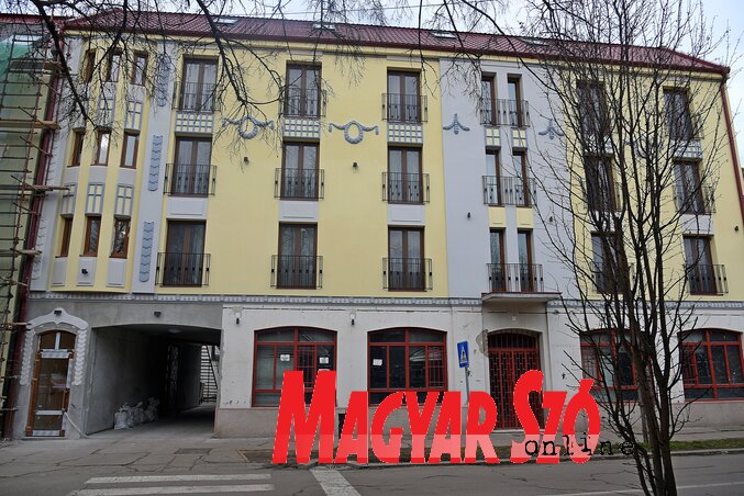 A volt Vajdasági Bank feletti hotelszárnyban 46 szoba található négy szinten A volt Vajdasági Bank feletti hotelszárnyban 46 szoba található négy szinten