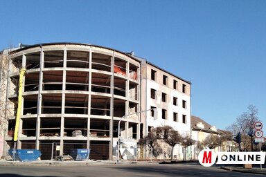 Topolya központja az átépítés alatt álló egykori hotellal