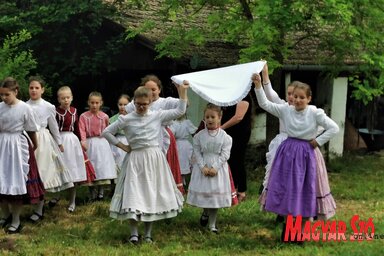 Pünkösdölés a topolyai tájházban (Herceg Elizabetta felvétele)