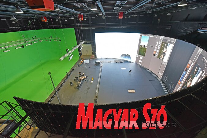 Az 1400 négyzetméteres, 16 méter magas stúdióban  hatalmas LED  képernyő előtt dolgoznak a filmesek (Fotó: Ótos András)