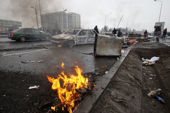 A zavargások során mintegy 400 járművet gyújtottak fel. A felvétel Almatiban készült, ahonnan a legsúlyosabb összecsapásokat jelentették (Fotó: AP via Beta)