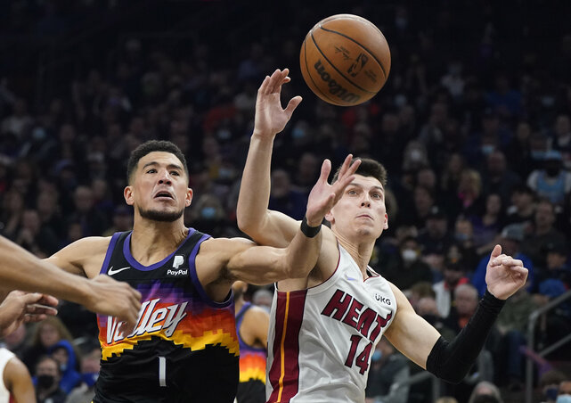 Devin Booker és Tyler Herro küzdelme a labdáért (Fotó: Beta/AP) Devin Booker és Tyler Herro küzdelme a labdáért (Fotó: Beta/AP)