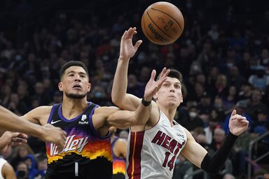 Devin Booker és Tyler Herro küzdelme a labdáért (Fotó: Beta/AP)
