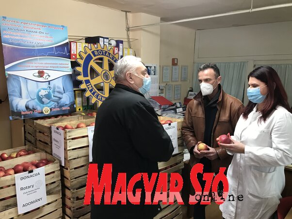 Berényi Ernő az egészség szimbólumát nyújtja át dr. Csáki Beátának és dr. Surján Gusztávnak Berényi Ernő az egészség szimbólumát nyújtja át dr. Csáki Beátának és dr. Surján Gusztávnak