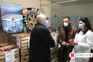 Berényi Ernő az egészség szimbólumát nyújtja át dr. Csáki Beátának és dr. Surján Gusztávnak