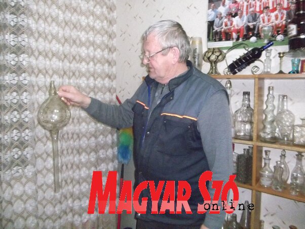 Sötét István üvegből készült lopótökjét is megmutatta Sötét István üvegből készült lopótökjét is megmutatta