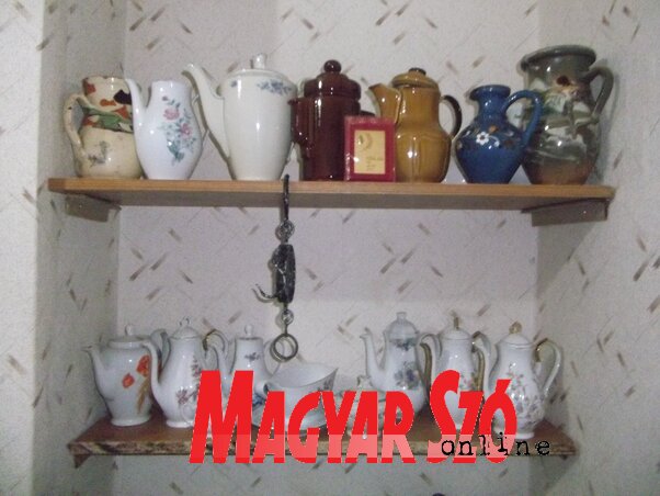 A gyűjtemény porcelánból készült teáskancsói A gyűjtemény porcelánból készült teáskancsói