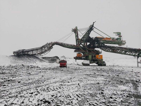 A tűz martalékává vált bányászgép (Fotó: Beta)