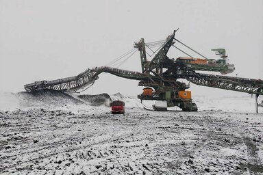 A tűz martalékává vált bányászgép (Fotó: Beta)