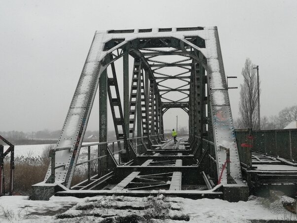 Nagybecskereken megkezdődött a bégai vasúti híd lebontása – az új hidat az Újvidéken lebontott vasúti híd elemeiből építik ki, ezeket az új Žeželj-híd átadását követően távolították el (Fotó: Beta)