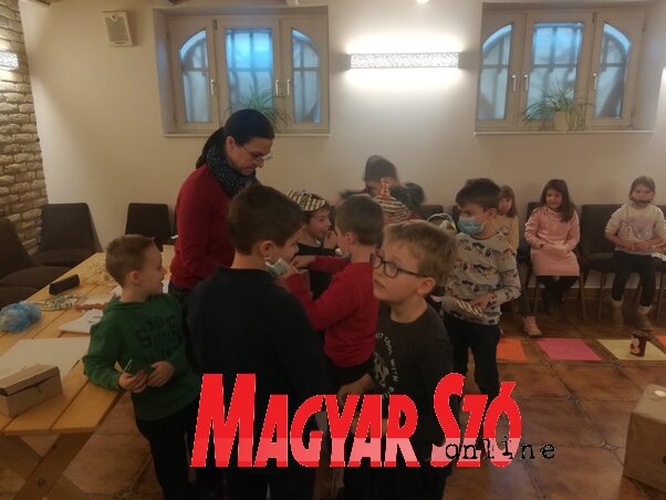 Vörös Imelda és a gyerekek (Fotó: Lukács Melinda) Vörös Imelda és a gyerekek (Fotó: Lukács Melinda)