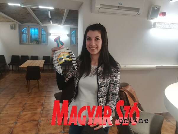 Kosányi Debóra megmutatta a fáraómaszkot (Fotó: Lukács Melinda) Kosányi Debóra megmutatta a fáraómaszkot (Fotó: Lukács Melinda)