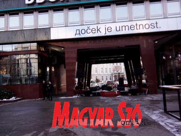 …és a Mihajlo Pupin sugárútról a Galéria térre vezető átjáróban is …és a Mihajlo Pupin sugárútról a Galéria térre vezető átjáróban is
