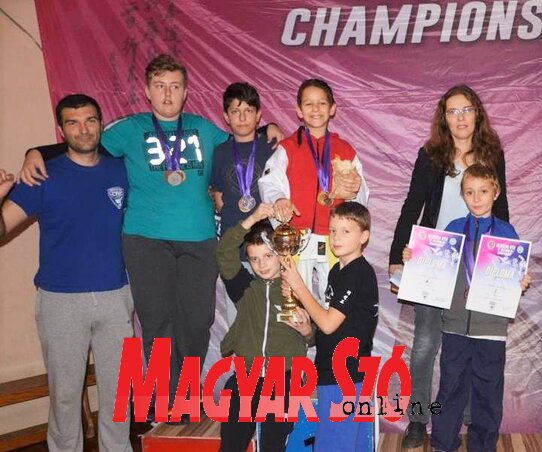 A Sung Taekwondoklub csapata a Bácskossuthfalván 2019-ben megszervezett Vojvodina Openen. Denis és Nenad tartják a serleget