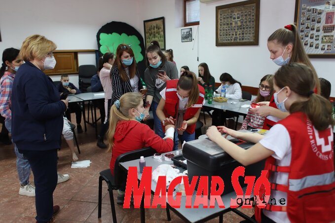 Szimulált sebeket készít a magyarkanizsai csapat Szimulált sebeket készít a magyarkanizsai csapat