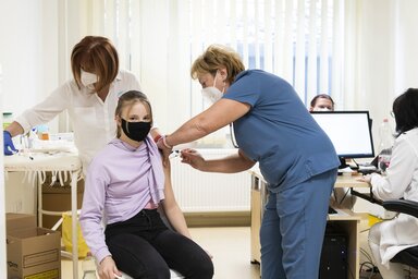 Gyerekek oltása Nyíregyházán (Fotó: MTI)